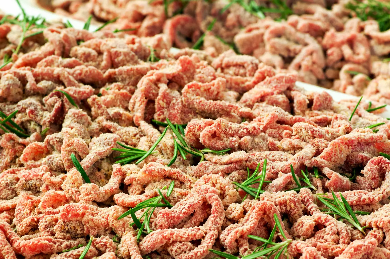 Carne speziata al rosmarino preparata artigianalmente da Salumi Bonfanti