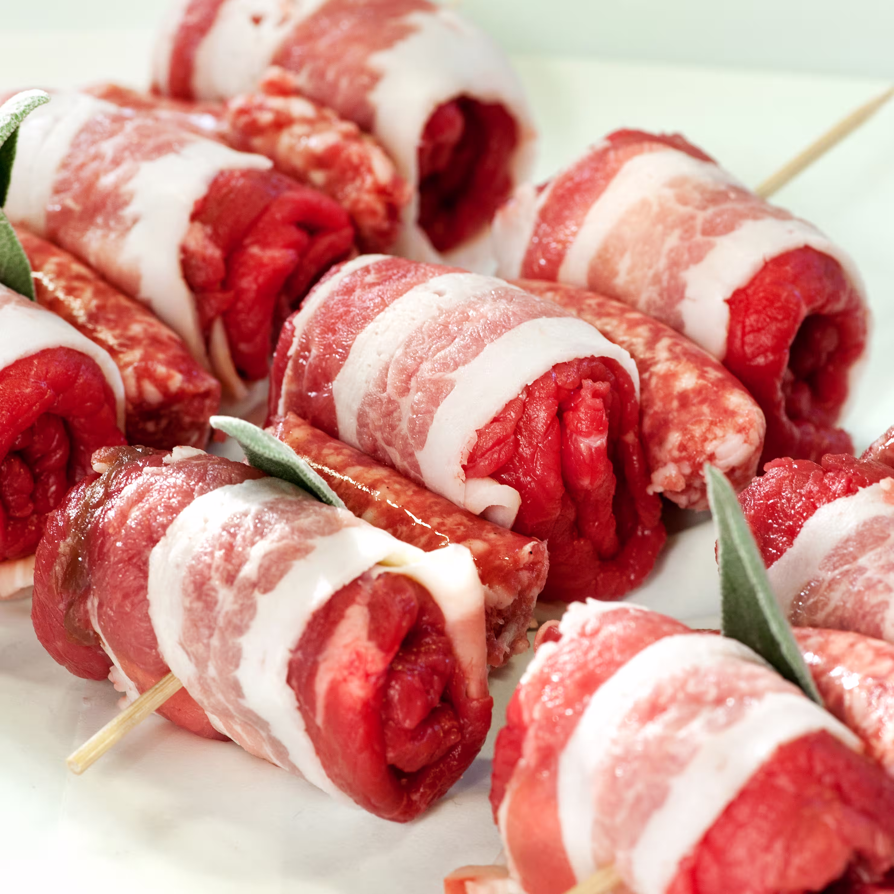 Bancone del Salumificio Bonfanti a Robbiate con salumi e carni